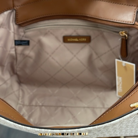 MICHAEL KORS 
Jet Set Large Signature Shoulder Tote Bag
Vanilla 
NWT - Picture 5 of 16